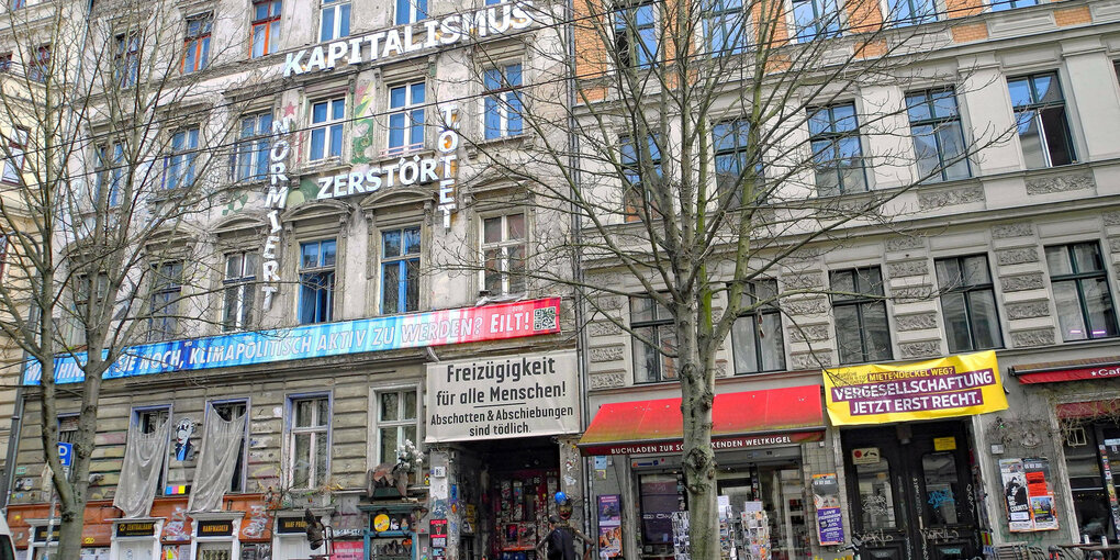 Das Tuntenhaus in der Kastanienallee 86. Zu sehen ist der Schriftzug: "Kapitalismus zerstört, tötet, normiert" und ein Banner "Freizügigkeit für alle Menschen, Abschotten & Abschiebungen sind tödlich." 30 Jahre nach der Erstbesetzung droht das Aus für das Tuntehaus, das Haus soll verkauft werden.