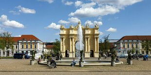 Menschen an einem Springbrunnen