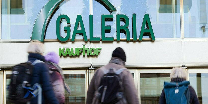 Das an einer Gebäudewand befestigte Logo der Galeria Kaufhof