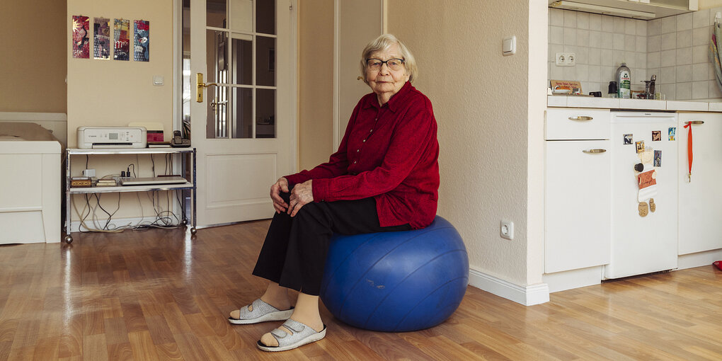 Eléonore Kujawa sitzt auf einem Gymnastikball in ihrer Wohnung