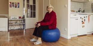 Eléonore Kujawa sitzt auf einem Gymnastikball in ihrer Wohnung