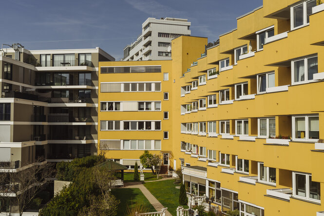 Blick aus dem Fenster auf moderne Neubauten