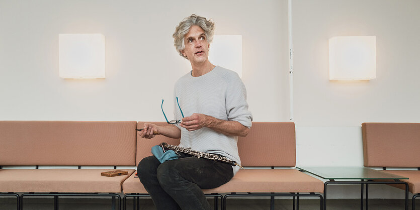 Dominik Wollenweber mit seinem Instrument, dem Englischhorn, in der Berliner Philharmonie