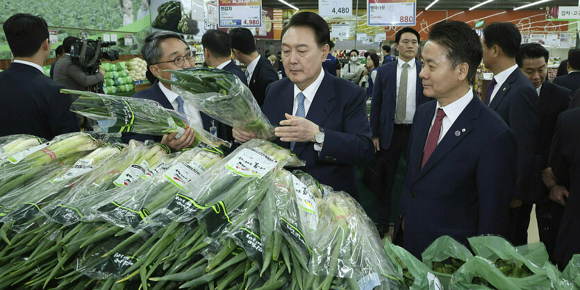 Yoon Suk Yeol an einem Marktstand