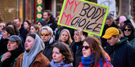 Protestdemo am Internationalen Frauentag - eine Frau hält ein Schild hoch: My Body, My Choice