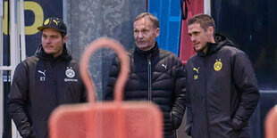 Terzic, Watzke und Kehl beobachten nebeneinander und stehend das Training