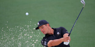 Renegat im Bunker: Bryson DeChambeau übt in Augusta im Sandhindernis.