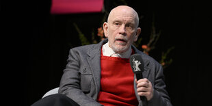 John Malkovich spricht 2023 beim Berlinale Talents Event des Films "In the Limelight: Being John & Geraldine" auf einem Podium.