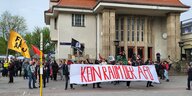 Demonstrant:innen mit "kein Raum der AfD"-Transpi