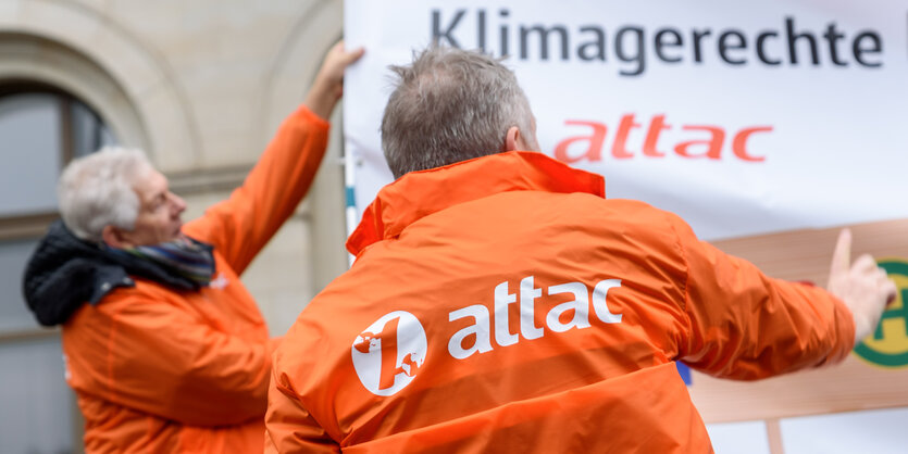 Aktivisten von attac protestieren.