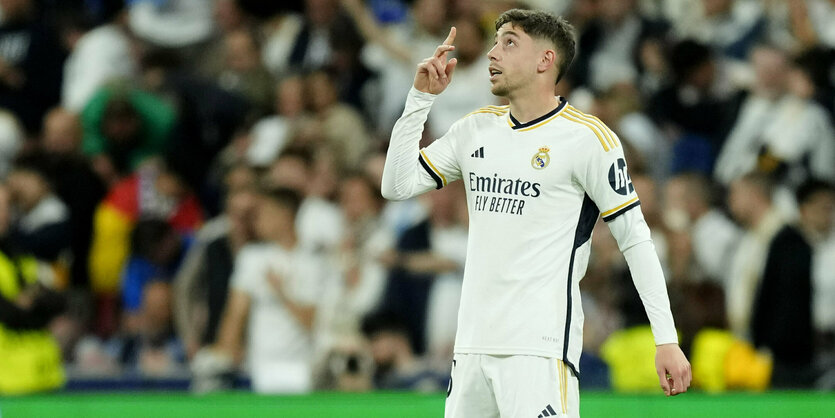 Federico Valverde schaut mit erhobenem Zeigefinger Richtung Himmel.