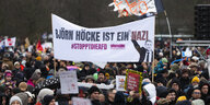Ein Teilnehmer hält bei der Demonstration eines Bündnisses «Wir sind die Brandmauer» für Demokratie und gegen Rechtsextremismus ein Plakat mit der Aufschrift «Björn Höcke ist ein Nazi»