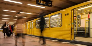 Verschwommene Menschen vor einem U-Bahn-Zug