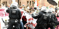 Polizisten kesseln einen Teil der Demonstranten, die in Düsseldorf gegen das geplante Versammlungsgesetz in Nordrhein-Westfalen protestieren