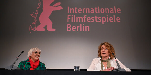 Tricia Tuttle und Claudia Roth sitzen auf einer Berlinale-Bühne