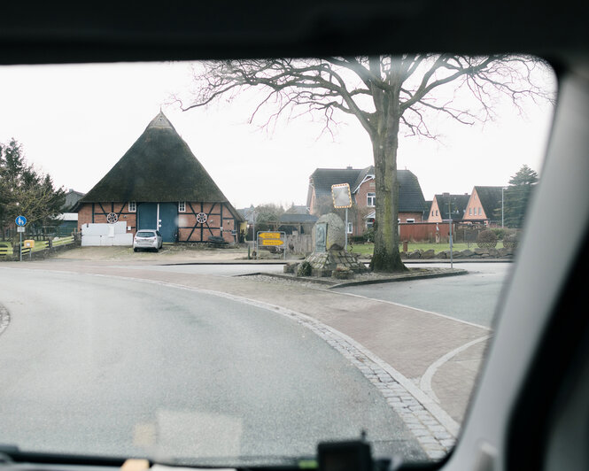 Blick aus der Frontscheibe des Beratungsmobils auf dem Weg zu einem Termin