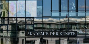 Auf der gläsernen Fassade des Gebäudes der Akademie der Künste am Pariser Platz sind auf einem Monitor Statements von Akademie-Mitgliedern zu lesen, die sich zur Bedeutung des Klimaschutzes äußern