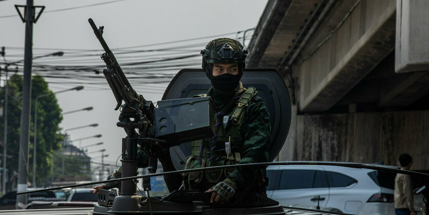 Ein thailändischer Soldat bewacht im Grenzort Mae Sot die Brücke ins myanmarische Myawaddy