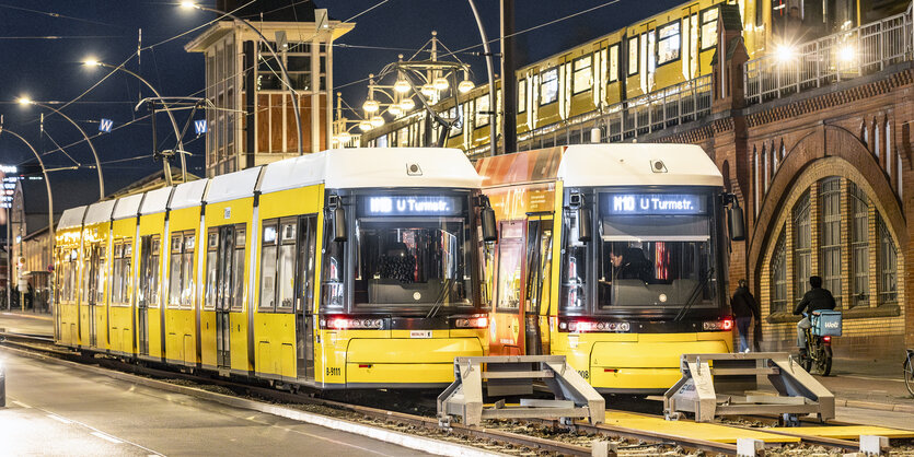 Straßenbahnen stehen an der Wendeschleife an der Warschauer Straße