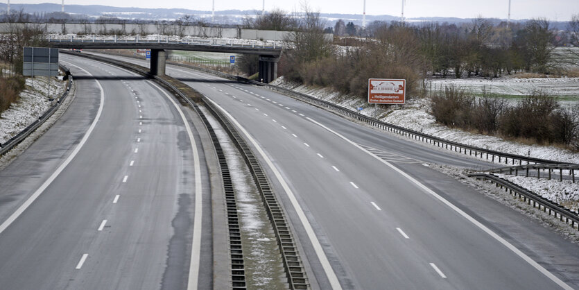 Mehrspurige Autobahn ohne Autos