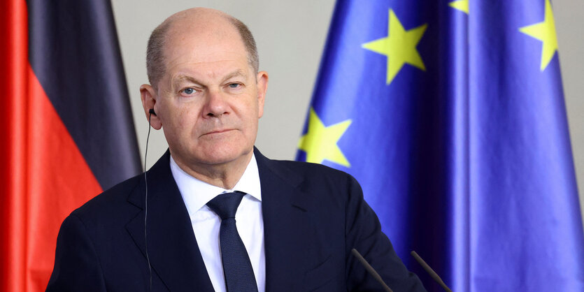 Olaf Scholz, deutscher Bundeskanzler, schaut besorgt