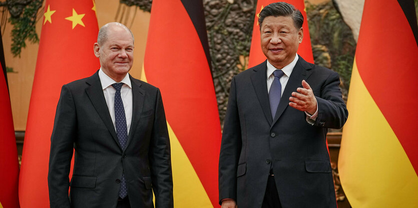 Scholz und Xi vor deutschen und chinesischen Fahnen