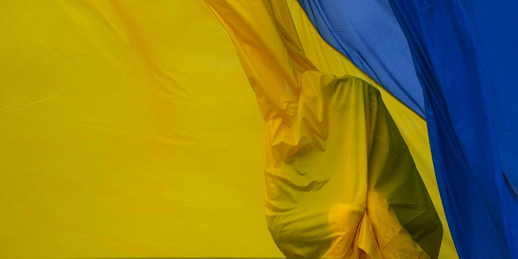 Soldaten der ukrainischen Ehrengarde nehmen an einer Zeremonie zum Hissen der Nationalflagge während einer Gedenkveranstaltung teil. der russische Angriffskrieg gegen Ukraine dauert schon zwei Jahre