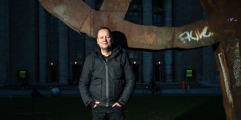 Klaus Lederer ist Theaterfan, fürs Foto stellte er sich in der "blauen Stunde" vor die Berliner Volksbühne am Rosa-Luxemburg-Plaz