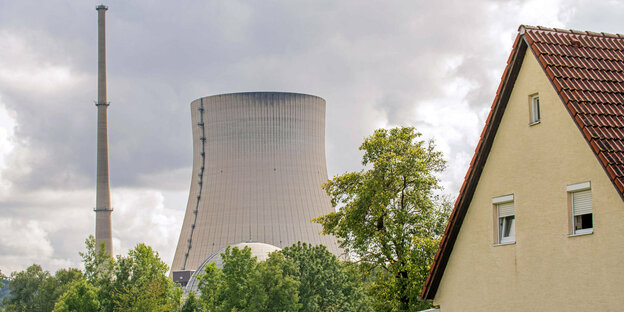 Kühlturm eines abgeschalteten Atomkraftwerkes.