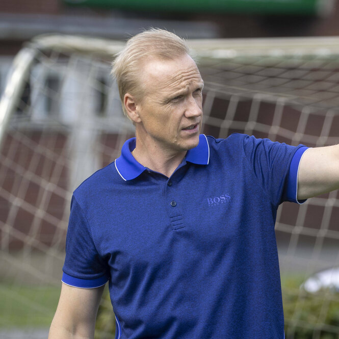 Ramelow im Poloshirt auf dem Fußballplatz