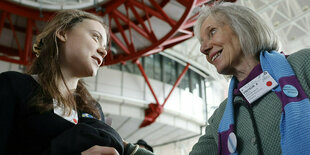 Rosmarie Wydler-Walti, Mitglied der Schweizer Klimaseniorinnen, spricht mit Greta Thunberg, Klimaaktivistin aus Schweden.