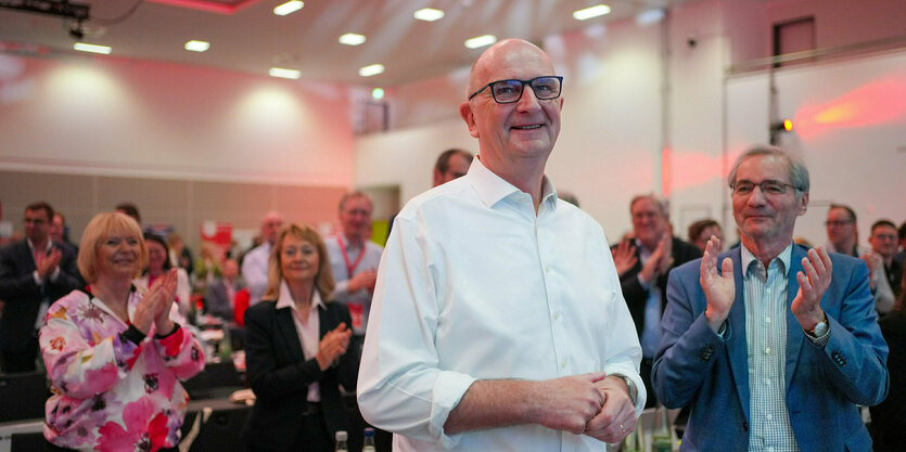 Brandenburg, Falkensee: Dietmar Woidke (SPD), Ministerpräsident von Brandenburg, bekommt während des Landesparteitages der Brandenburger SPD nach seiner Rede den minutenlangen Applaus der Landesversammlung. Rechts neben ihm steht Matthias Platzeck, Brandenburger Ministerpräsident von 2002 bis 2013