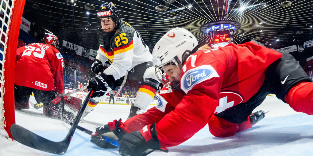 Enge Spielszene vor dem Eishockeytor