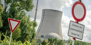 Verbotsschild einer Baustelle vor dem Kühlturm des AKW Isar 2