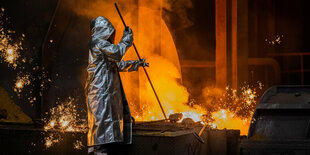 Stahlkocher vor einem Hochofen von Thyssenkrupp