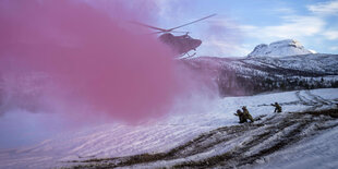 Hubschrauber und Personen in Winterlandschaft.