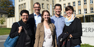 Die klagende Familie Essig vor dem Bundessozialgerichtr in Kassel