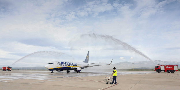 Ein Flugzeug wird mit Wasser abgekühlt