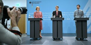 Die Minister:innen Paus, Lauterbach und Buschmann bei einer Pressekonferenz.