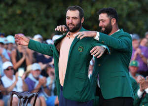 Jon Rahm hilft Scottie Scheffler in die Jacke