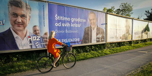 Wahlplakate an einer Straße.