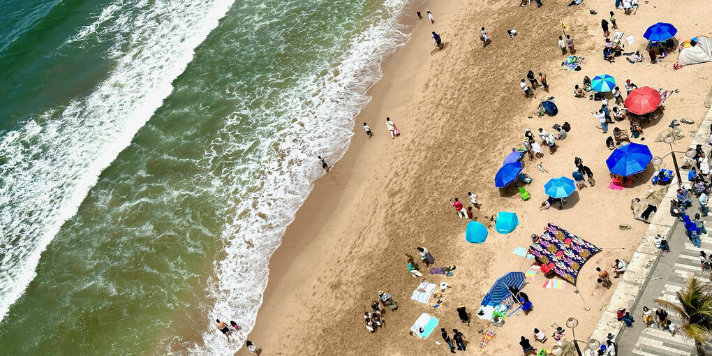 Luftbild von einem Strand.