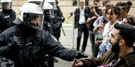 Ein Polizist und ein Demonstrant stoßen auf einer Demonstration nach der Auflösung der «Palästina Konferenz» in Berlin-Mitte zusammen. Der Polizist in Riotgear ballt seine Faust und droht zum Schlag auszuholen. Die Berliner Polizei hat den umstrittenen ko