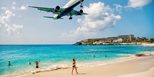 Ein Flugzeug über dem Strand der Karibikinsel St. Maarten