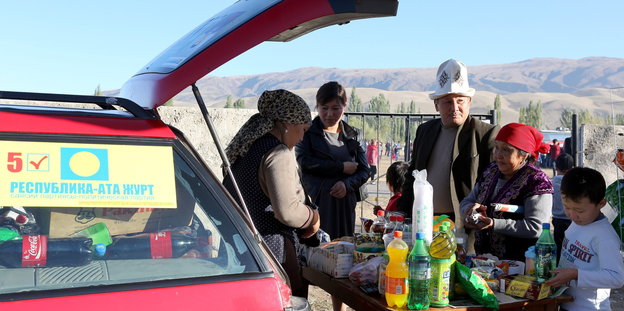 Kirgische Familei beim Picknick in Balykchy.