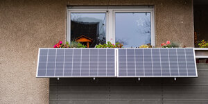 Ein Balkon mit Solarpanel.