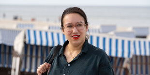 Ronya Othmann steht nach der Verleihung des Usedomer Literaturpreises auf der Seebrücke Ahlbeck am Strand der Insel Usedom.