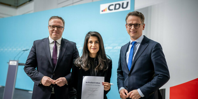 Die Politiker:innen Carsten Linnemann, Serap Güler und Mario Voigt bei einer Pressekonferenz.