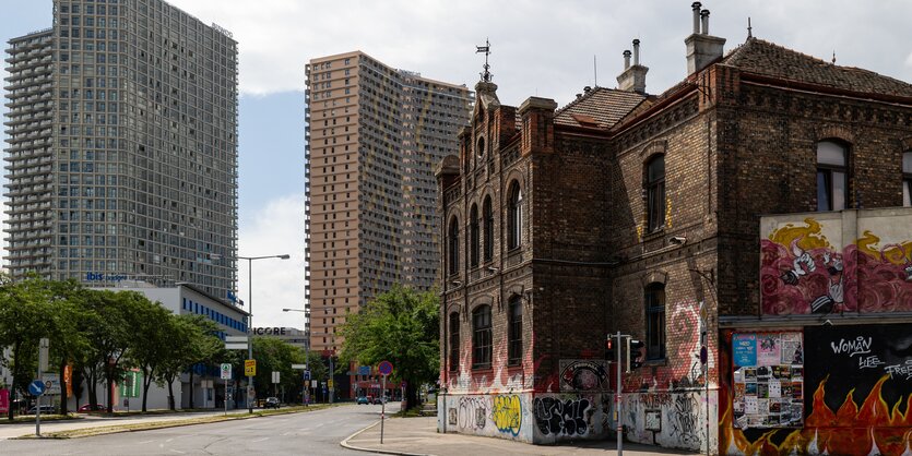 Hochhäuser und ein Altbaugebäude mit Graffiti