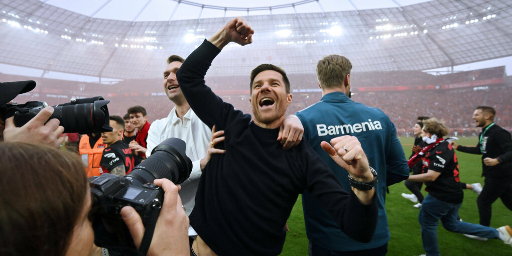 Trainer Alonso feiert im Fußballstadion.